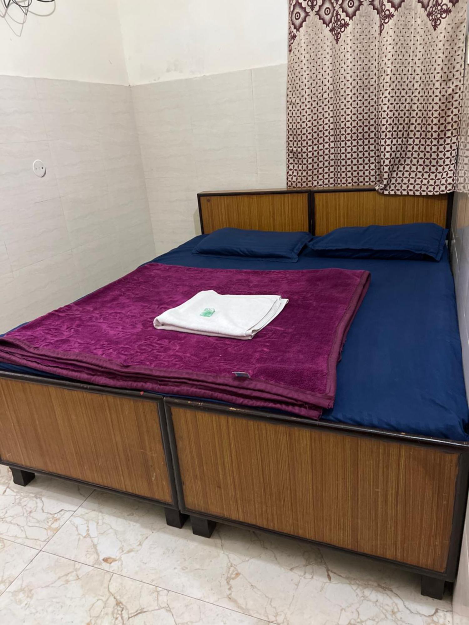 Raja Guest House -- Jalandhar Railway Station -- For Family, Couples, Travellers 외부 사진