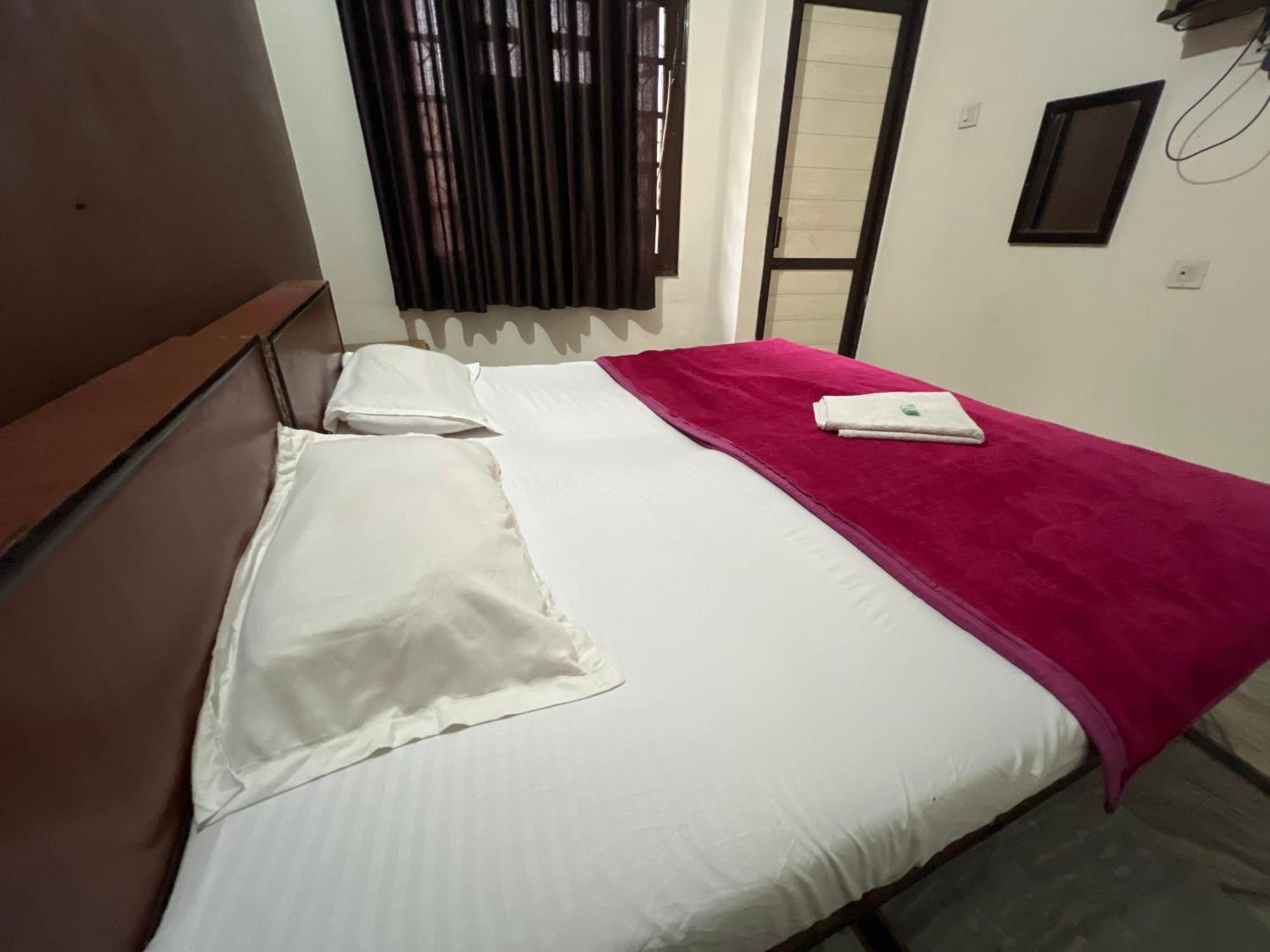 Raja Guest House -- Jalandhar Railway Station -- For Family, Couples, Travellers 외부 사진