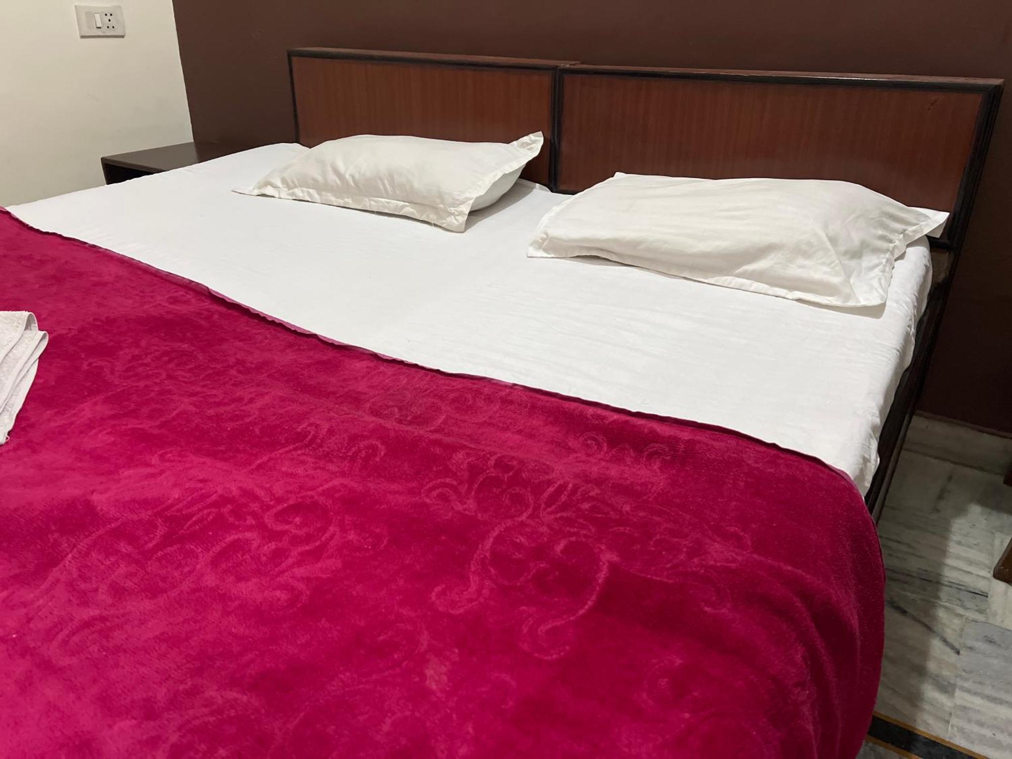 Raja Guest House -- Jalandhar Railway Station -- For Family, Couples, Travellers 외부 사진