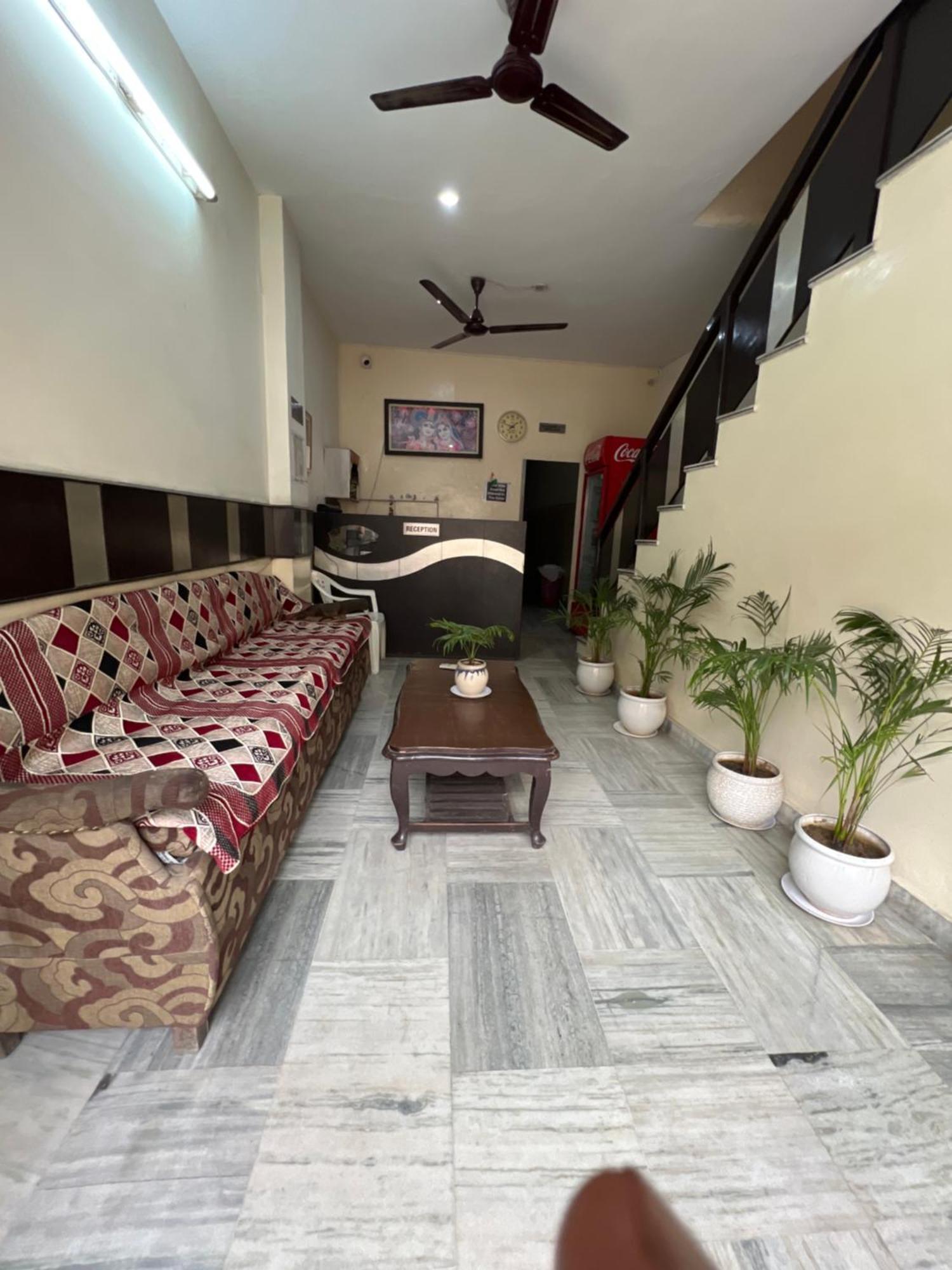 Raja Guest House -- Jalandhar Railway Station -- For Family, Couples, Travellers 외부 사진