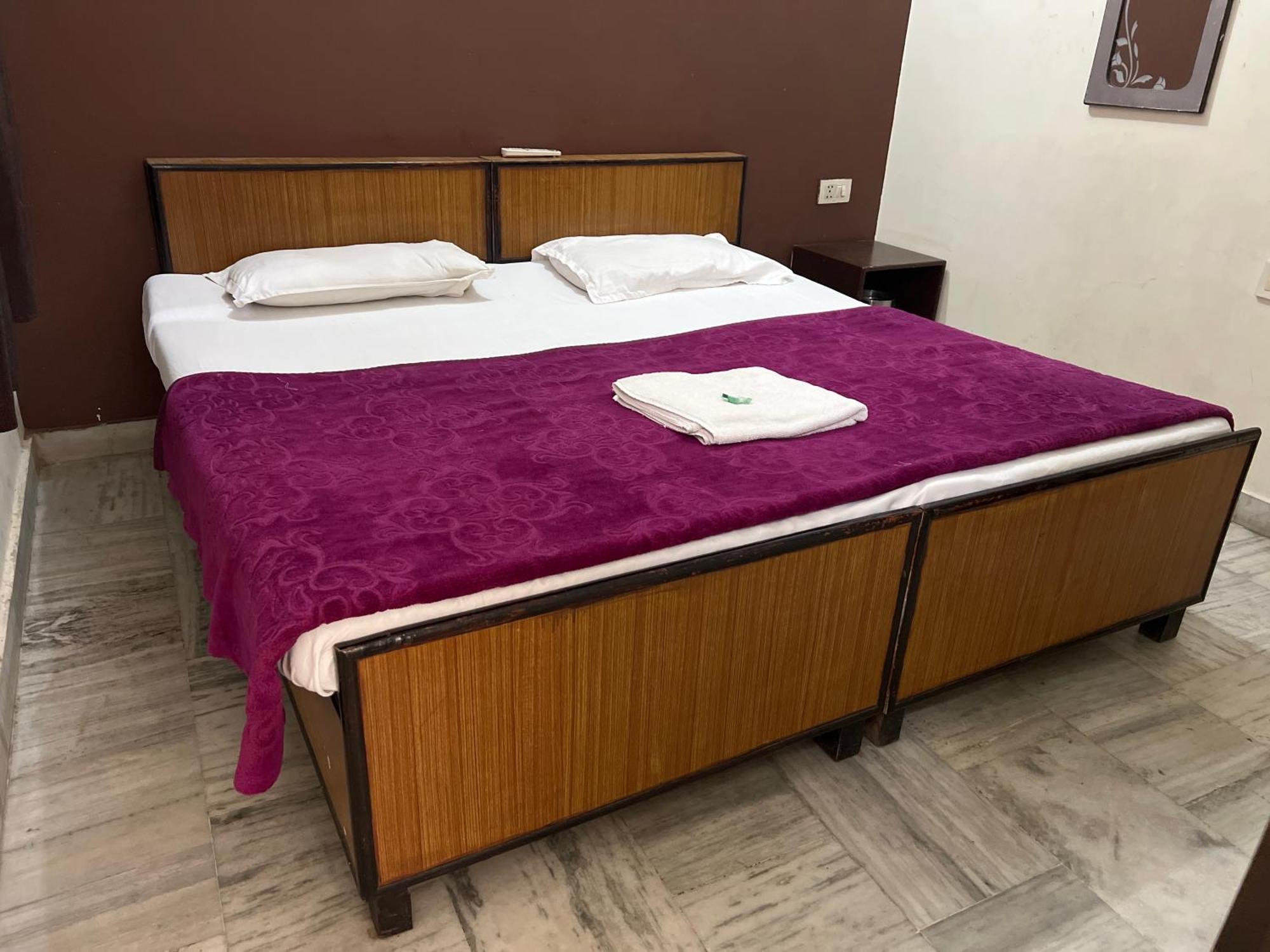 Raja Guest House -- Jalandhar Railway Station -- For Family, Couples, Travellers 외부 사진