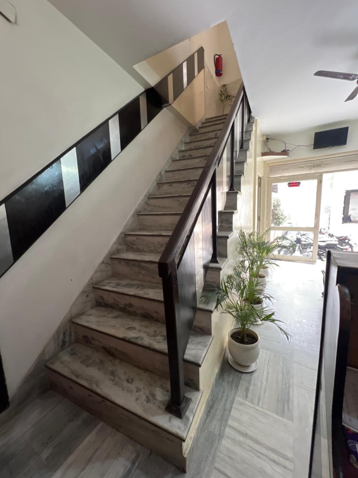 Raja Guest House -- Jalandhar Railway Station -- For Family, Couples, Travellers 외부 사진
