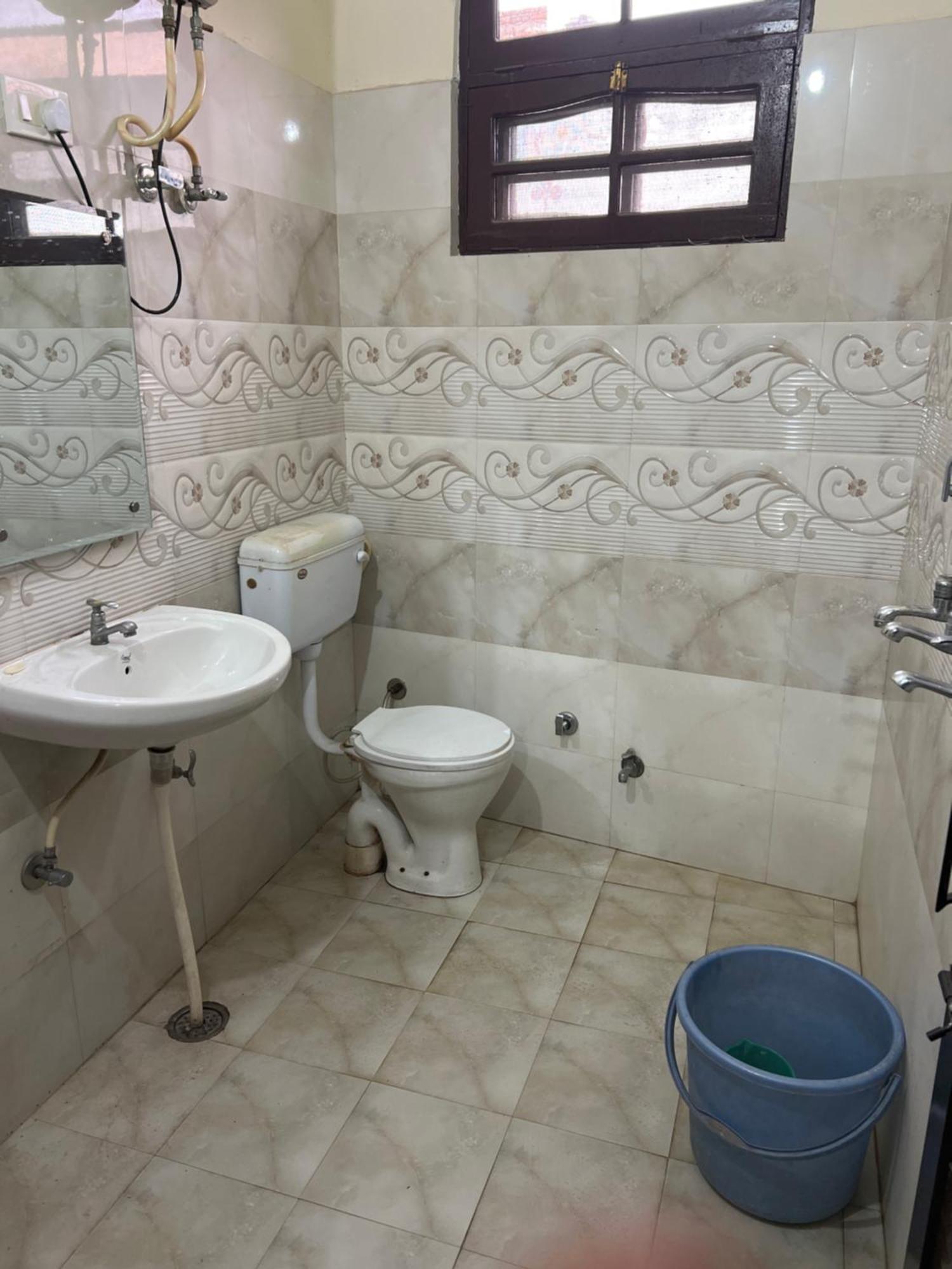 Raja Guest House -- Jalandhar Railway Station -- For Family, Couples, Travellers 외부 사진