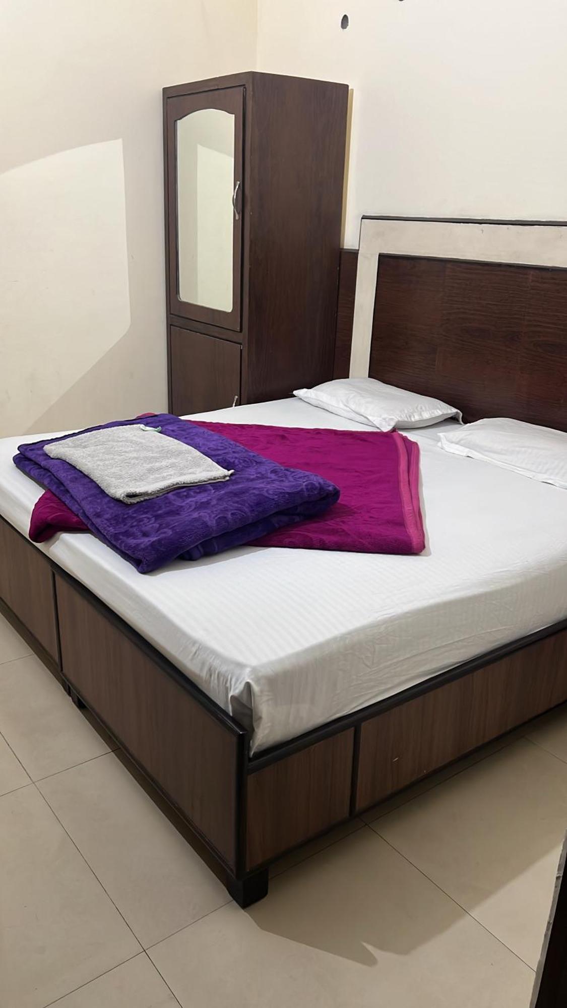 Raja Guest House -- Jalandhar Railway Station -- For Family, Couples, Travellers 외부 사진