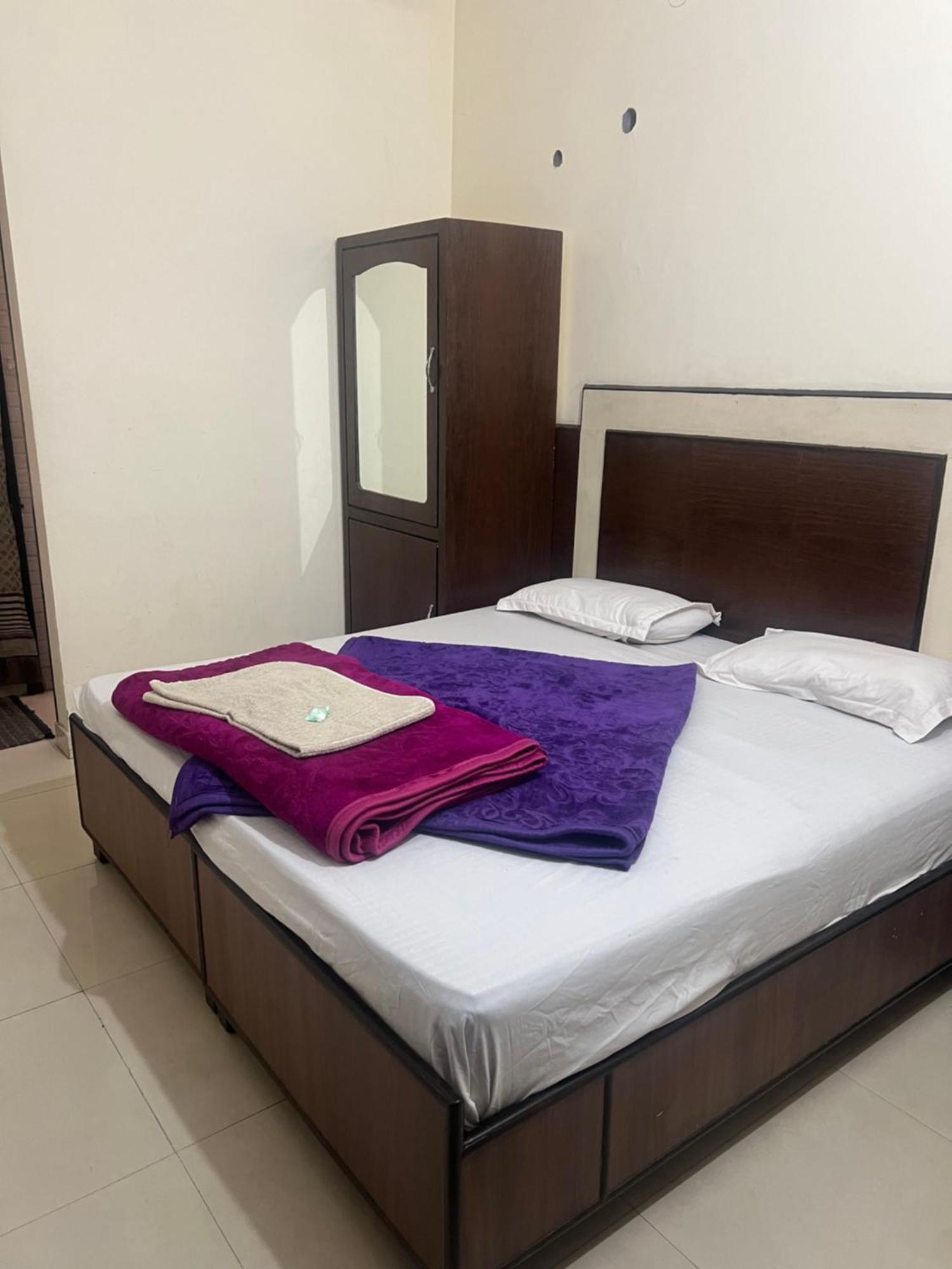 Raja Guest House -- Jalandhar Railway Station -- For Family, Couples, Travellers 외부 사진