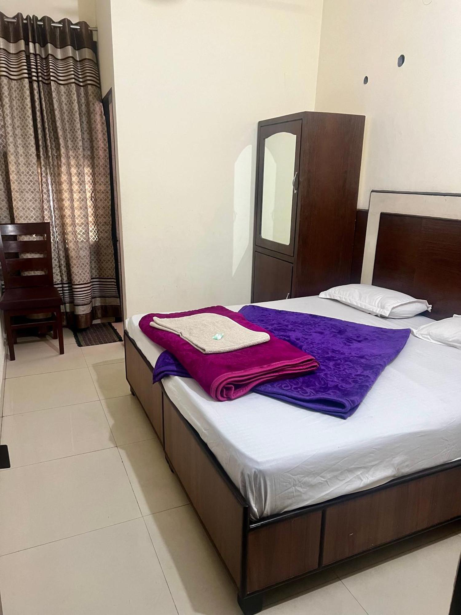 Raja Guest House -- Jalandhar Railway Station -- For Family, Couples, Travellers 외부 사진